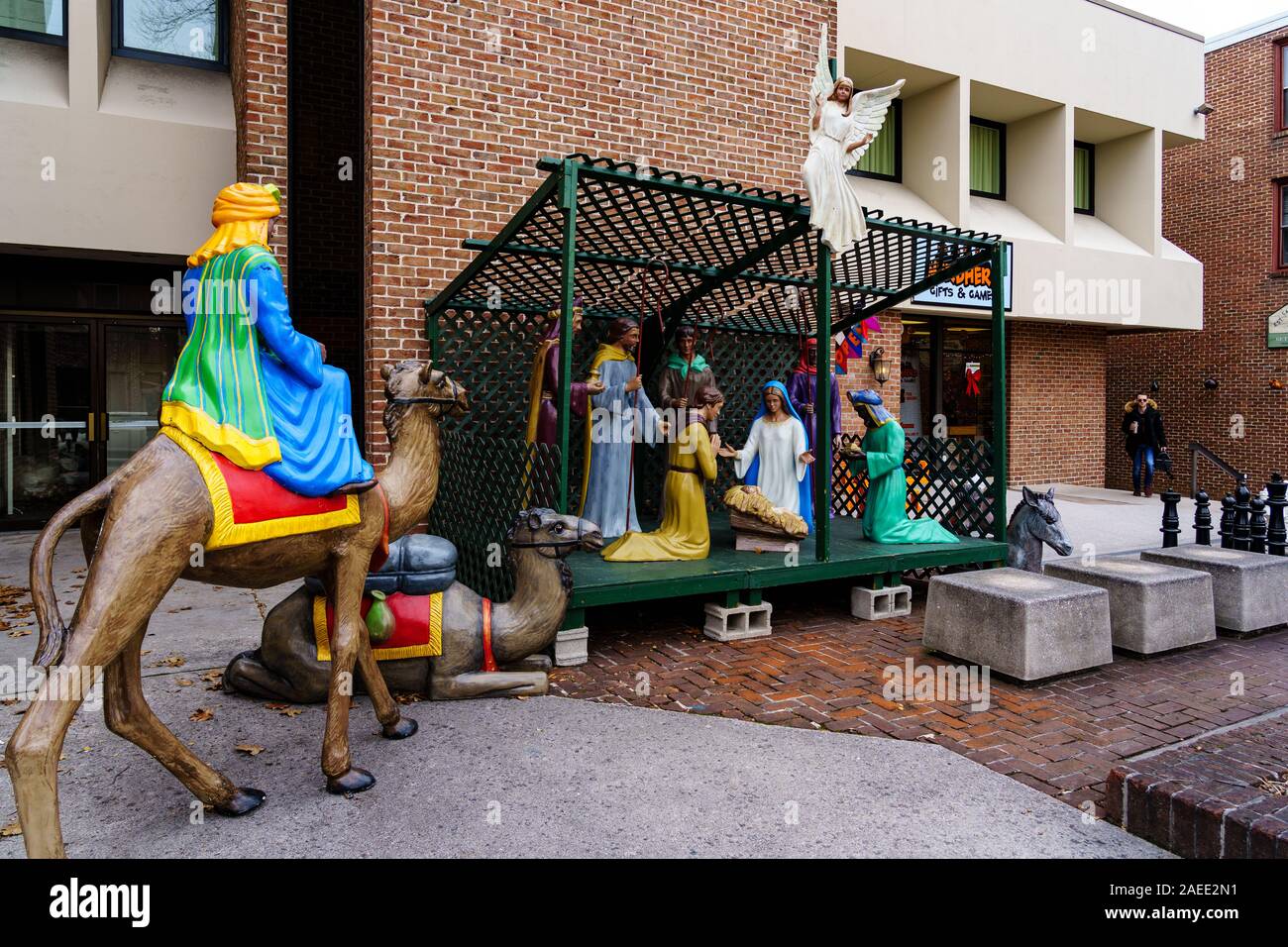 Gettysburg, PA / STATI UNITI D'America - 7 Dicembre 2019: una grande Natività sul display nel centro cittadino di Gettysburg durante l'annuale festa di Natale. Foto Stock