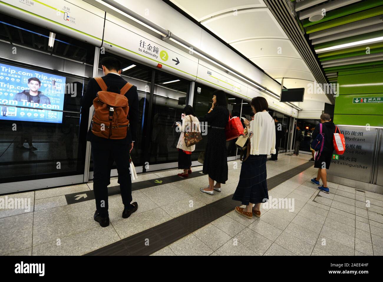 I passeggeri in attesa per il treno MTR a sud linea orizzonti di Hong Kong. Foto Stock