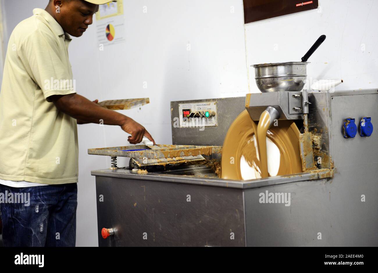 La produzione di cioccolato a Huguenot Cioccolatini in Franschhoek, Sud Africa. Foto Stock