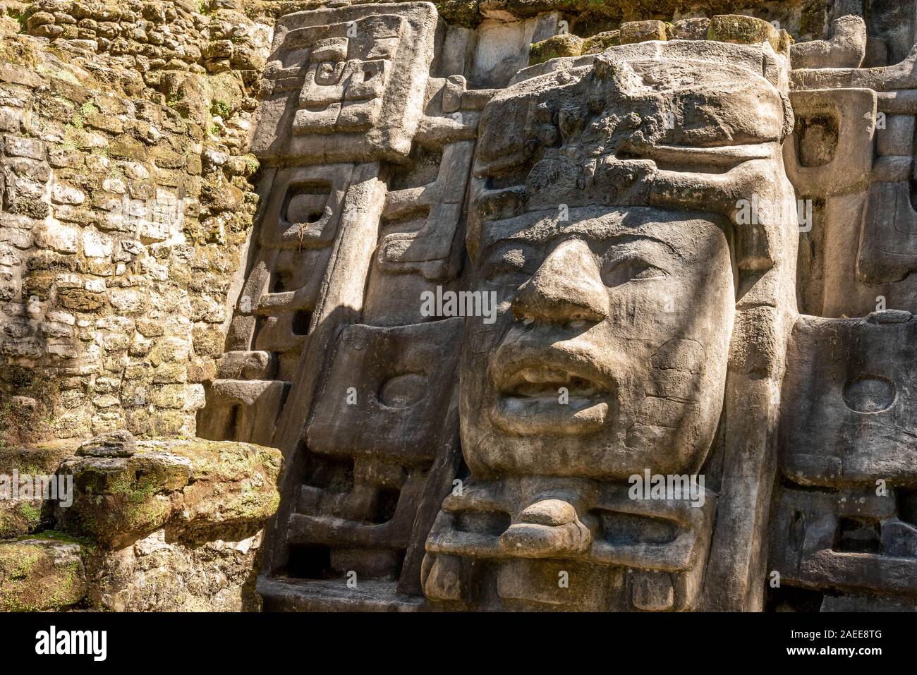 Passeggiata di Orange County, il Belize - Novembre, 16, 2019. Una vista della maschera tempio a Lamanai riserva archeologica, una popolare e remota destinazione turistica Foto Stock