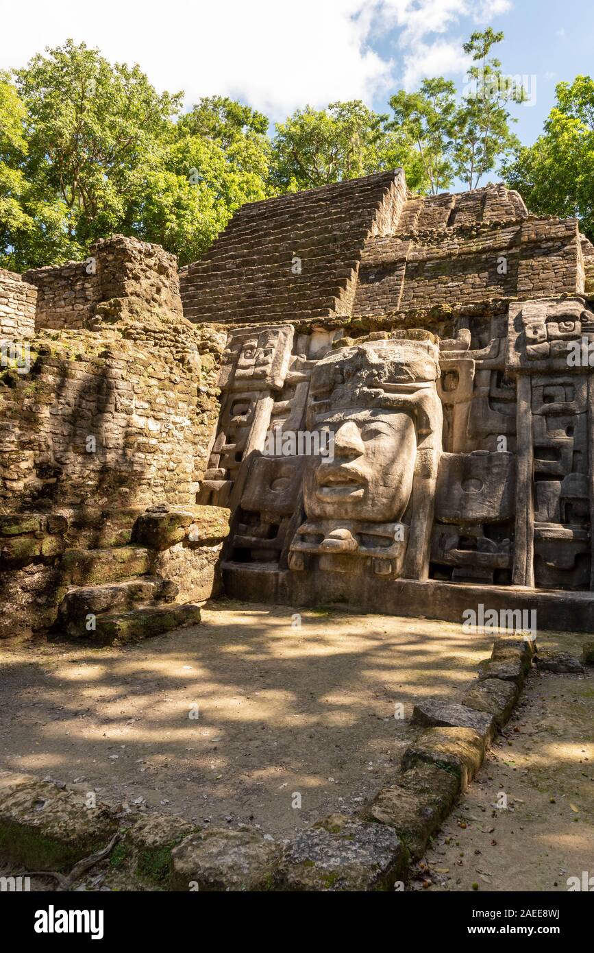 Passeggiata di Orange County, il Belize - Novembre, 16, 2019. Una vista della maschera tempio a Lamanai riserva archeologica, una popolare e remota destinazione turistica Foto Stock