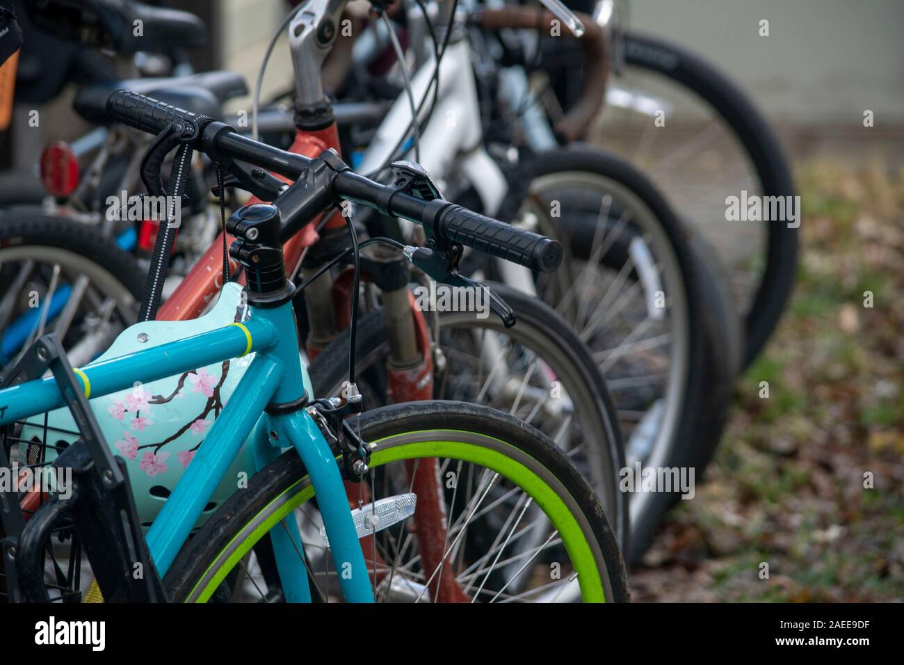 Una fila di biciclette è una visione comune in Davis, CA. Foto Stock