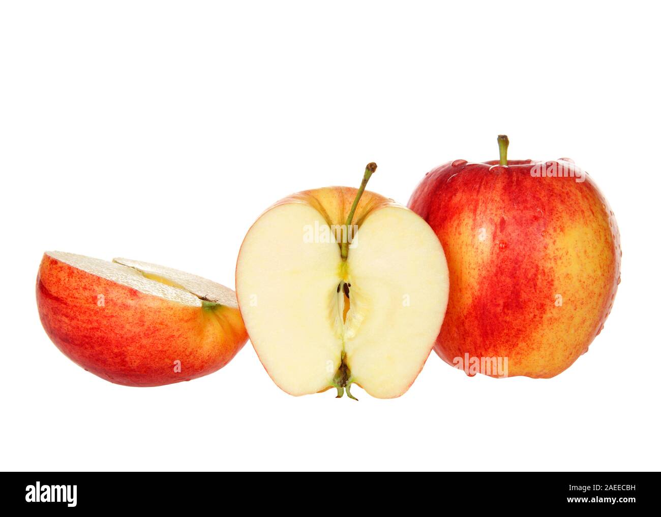 Un intero apple di gala con un affettato sulla rivolta in avanti isolato su bianco. Gala è un propagate clonalmente cultivar di apple con un clima temperato e dolce sapore. Foto Stock