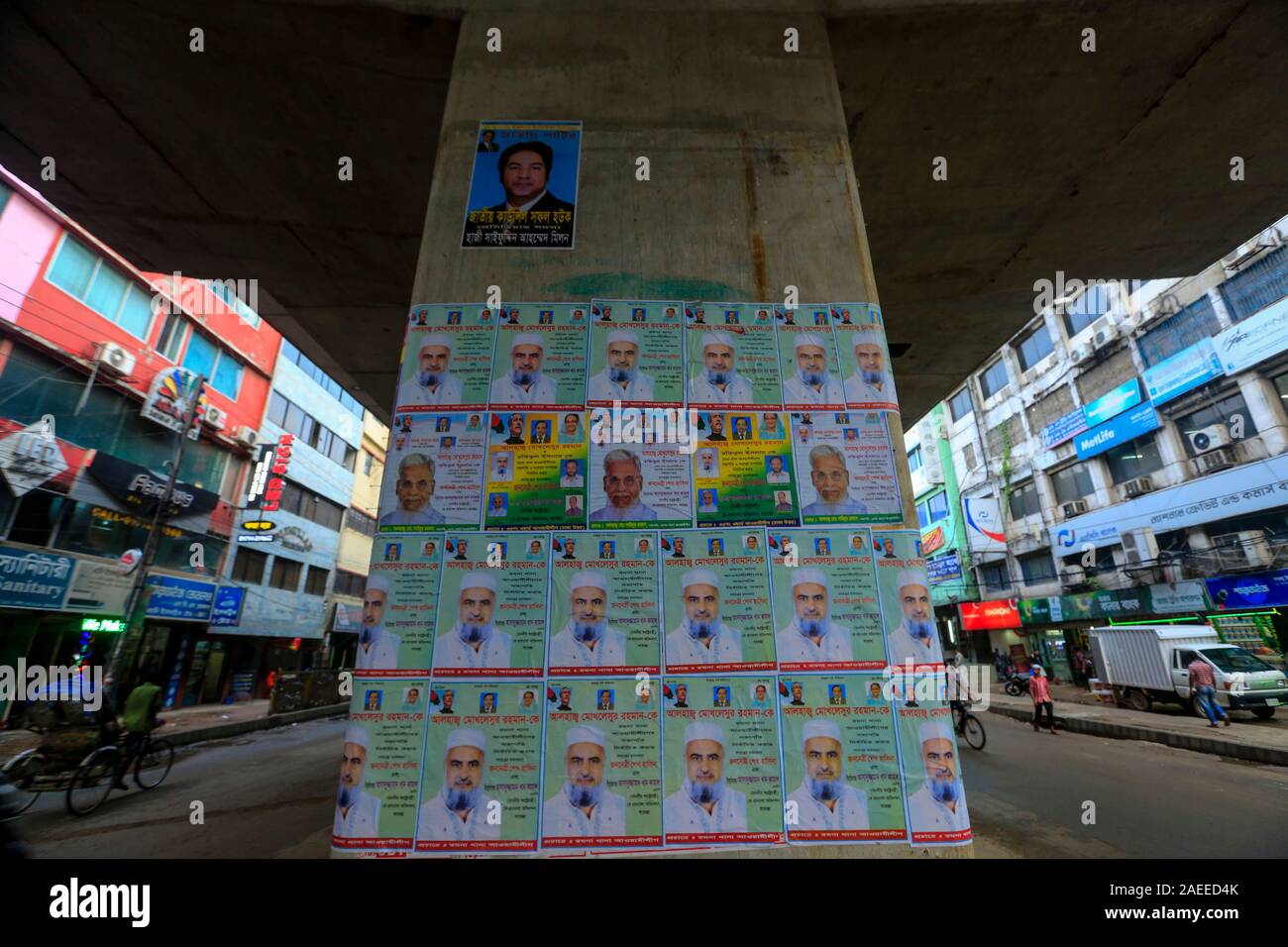 Pilastri del cavalcavia Moghbazar-Mouchak sono coperti con tutti i tipi di poster, compresa quella dei film e i leader politici. Dacca in Bangladesh Foto Stock