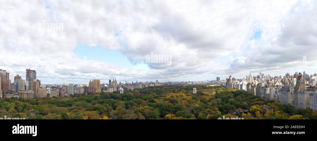Il Central Park di New York City. Panoramica vista aerea dal di sopra su un nuvoloso al mattino d'autunno. Foto Stock