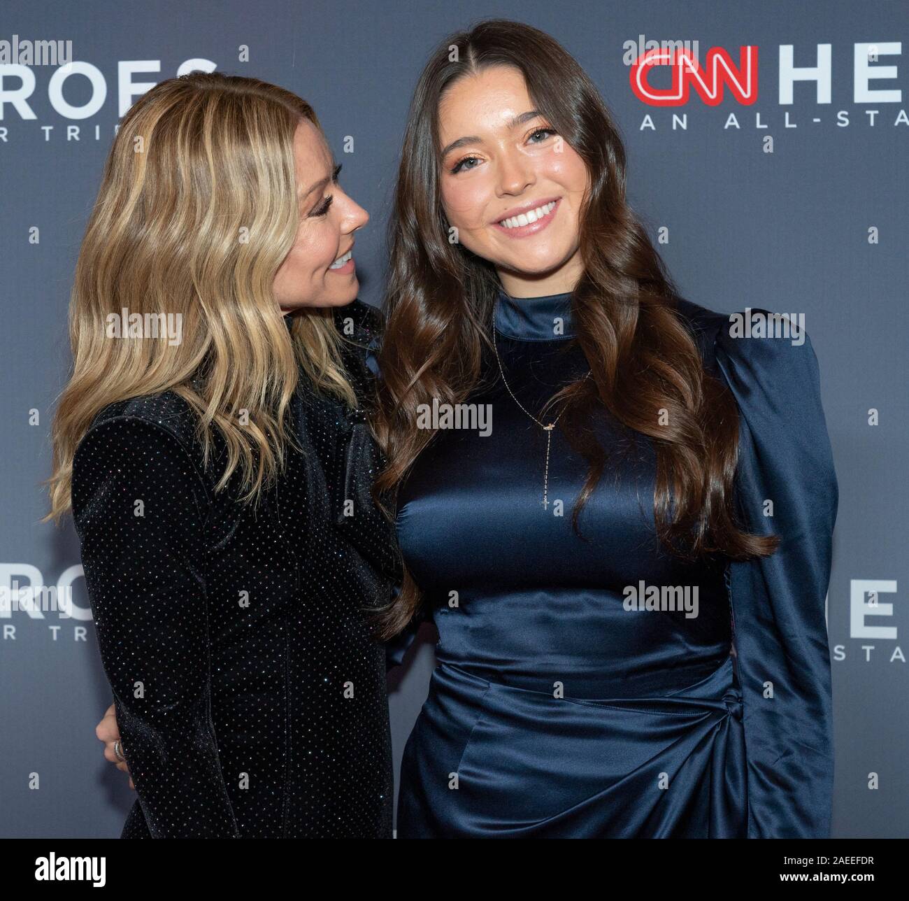 New York, NY - 8 Dicembre 2019: Kelly Ripa indossando abito di Balmain e Lola Consuelos partecipare alla XIII annuale degli eroi della CNN presso il Museo Americano di Storia Naturale Foto Stock