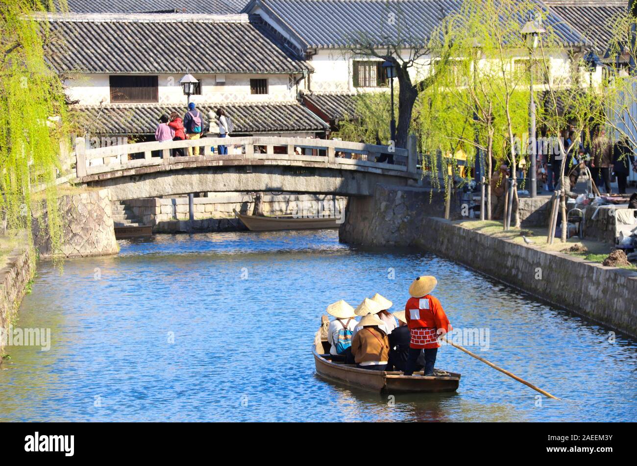 I turisti in un vecchio stile barca, Kurashiki canal inn Bikan distretto, Kurashiki city, Giappone Foto Stock