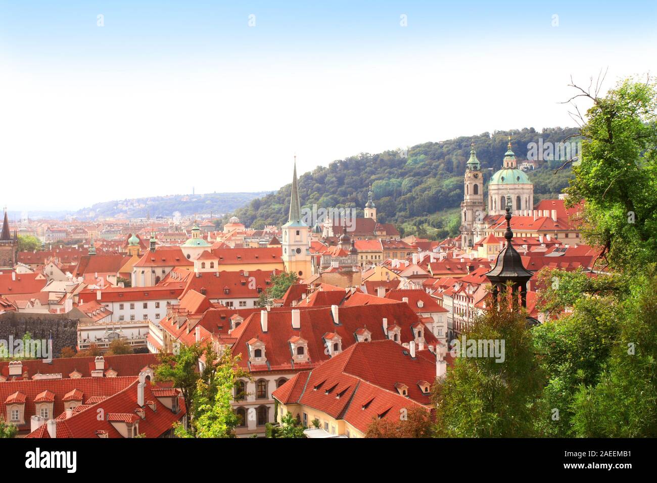 Vista aerea su vecchie case sulla piazza della Città Vecchia di Praga, Repubblica ceca, l'Europa. Vista dall'Orologio Astronomico Torre Foto Stock