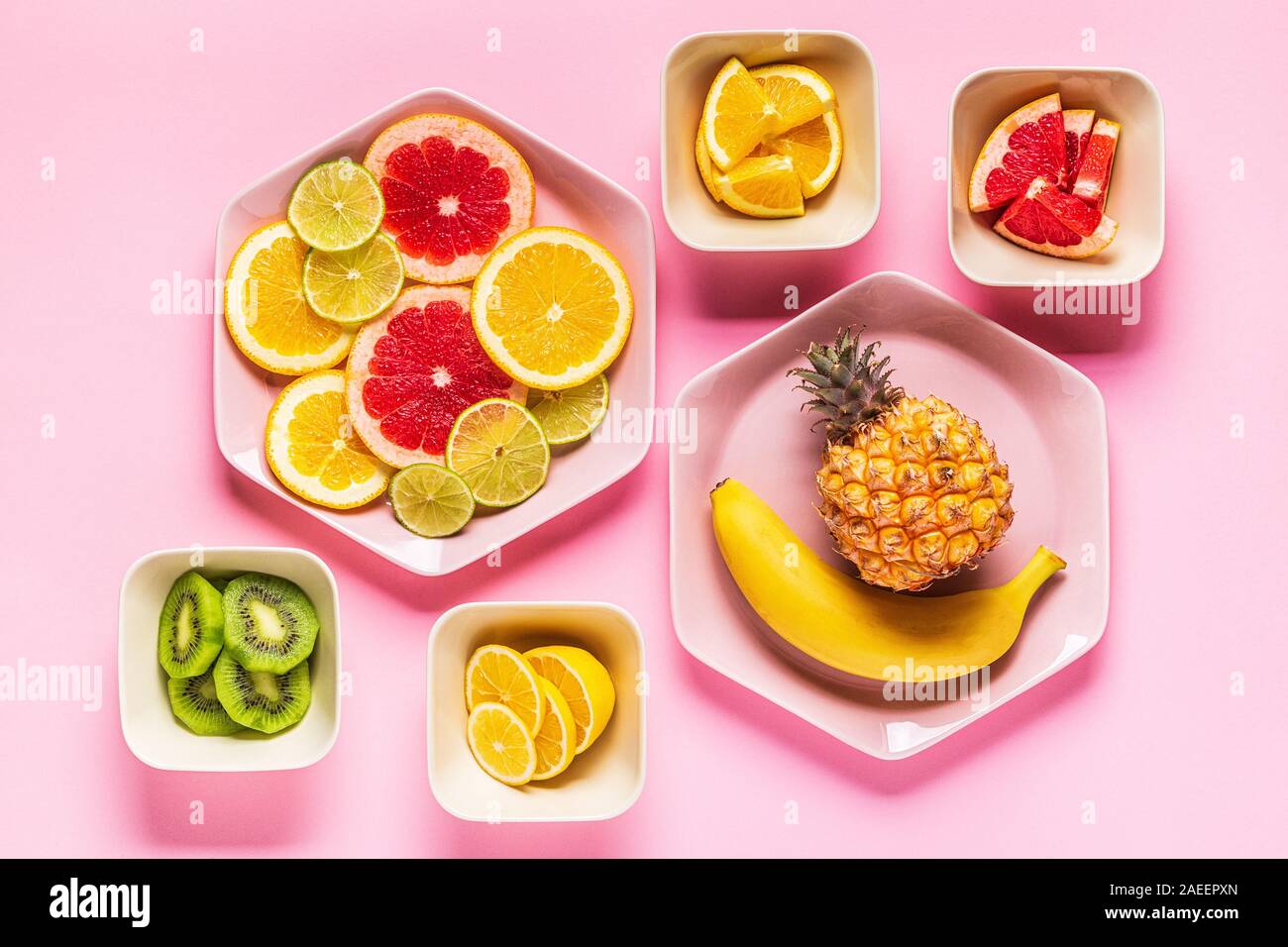 Frutti Tropicali e intere fette su piastre, vista dall'alto. Foto Stock