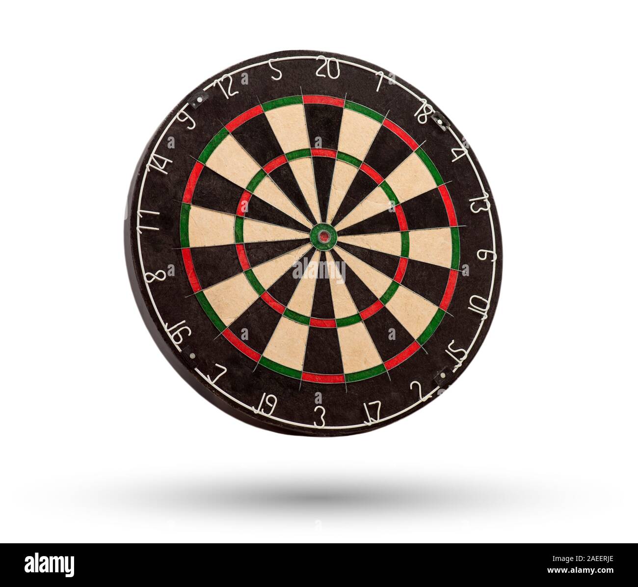 Classic dartboard isolati su sfondo bianco. Scheda Dart cerchio Foto Stock