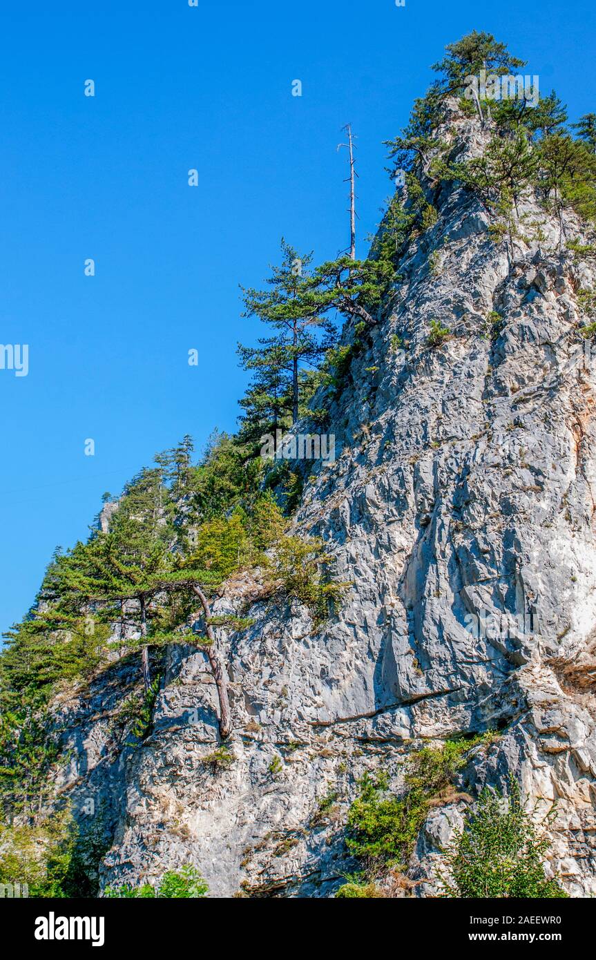 Molto ripida montagna picco. Rocciosi e terreni impervi. Foto Stock