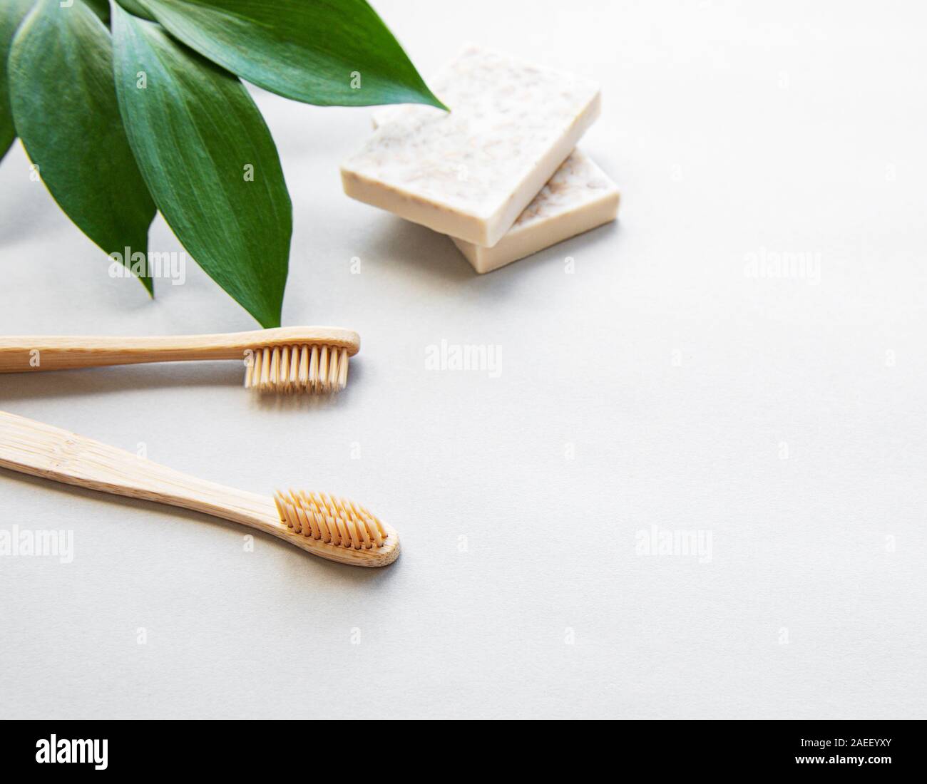 Rifiuti Zero prodotti di igiene su sfondo bianco. Rifiuti Zero e la plastica libera concetto J Foto Stock