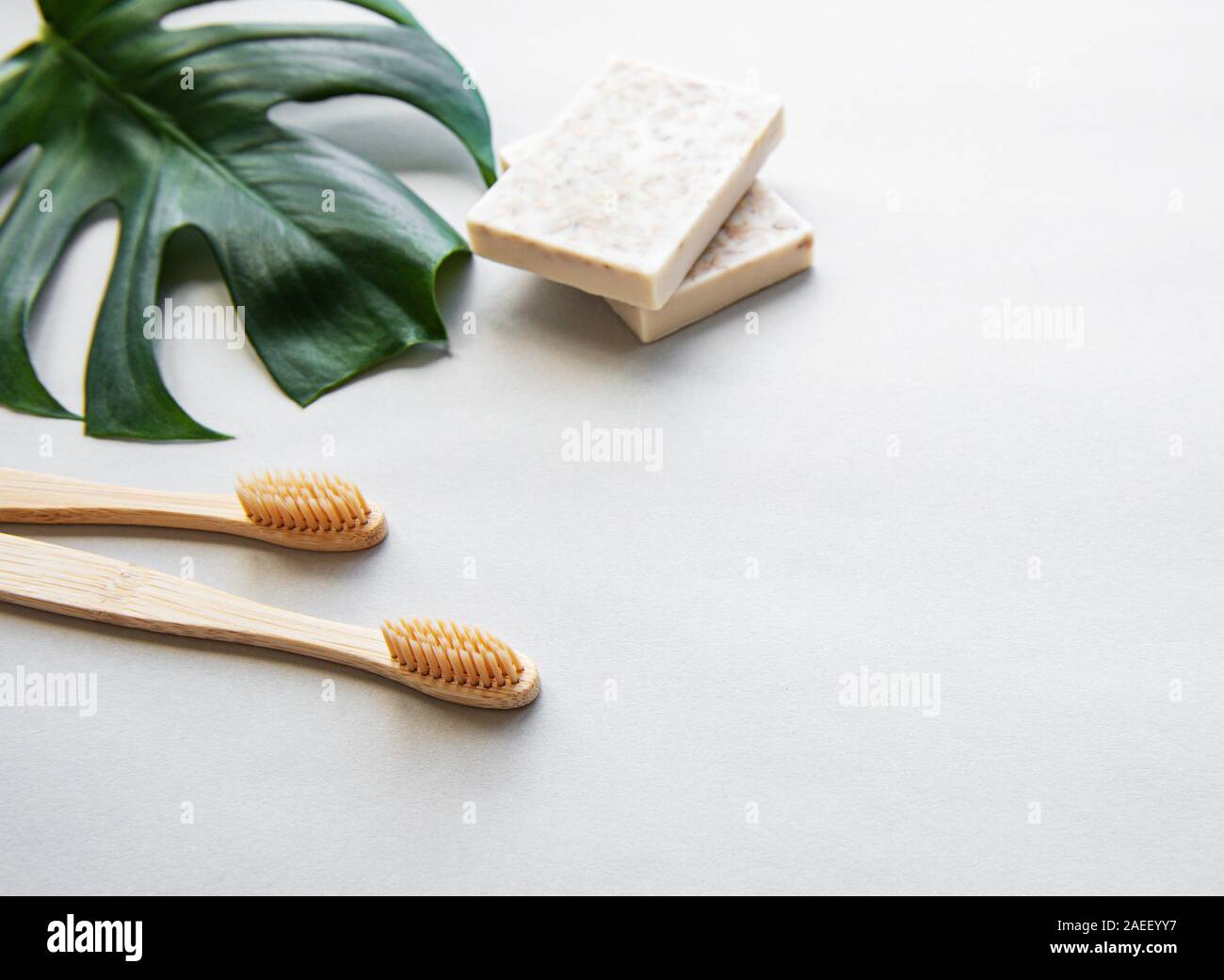 Rifiuti Zero prodotti di igiene su sfondo bianco. Rifiuti Zero e la plastica libera concetto J Foto Stock