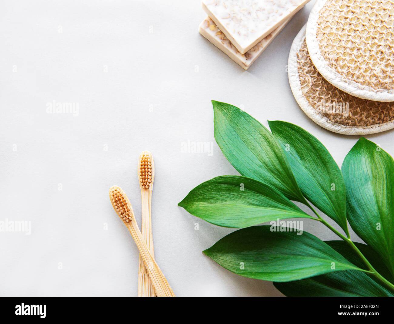Rifiuti Zero prodotti di igiene su sfondo bianco. Rifiuti Zero e plastica concetto libero Foto Stock