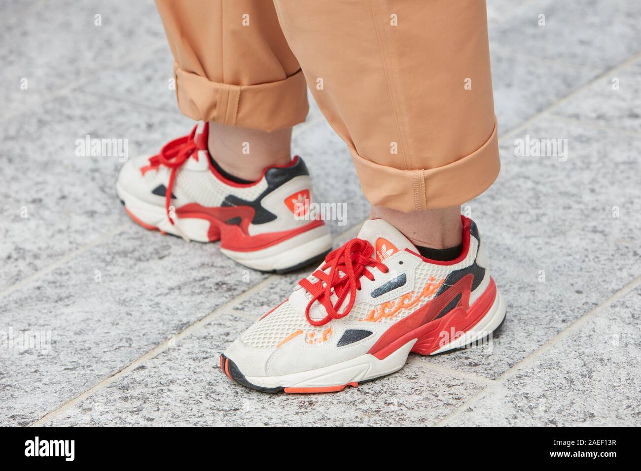Milano, Italia - 20 settembre 2019: Donna con grigio e rosso Adidas sneakers prima di Sportmax fashion show, la Settimana della Moda Milanese street style Foto Stock