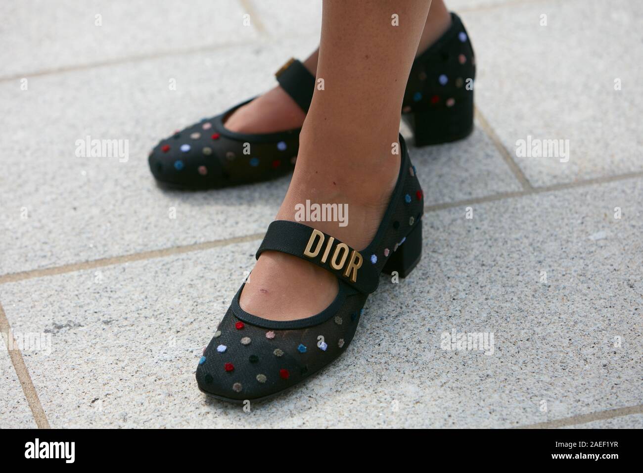 Milano, Italia - 20 settembre 2019: Donna con nero scarpe Dior con la polka dot design prima di Sportmax fashion show, la Settimana della Moda Milanese street style Foto Stock