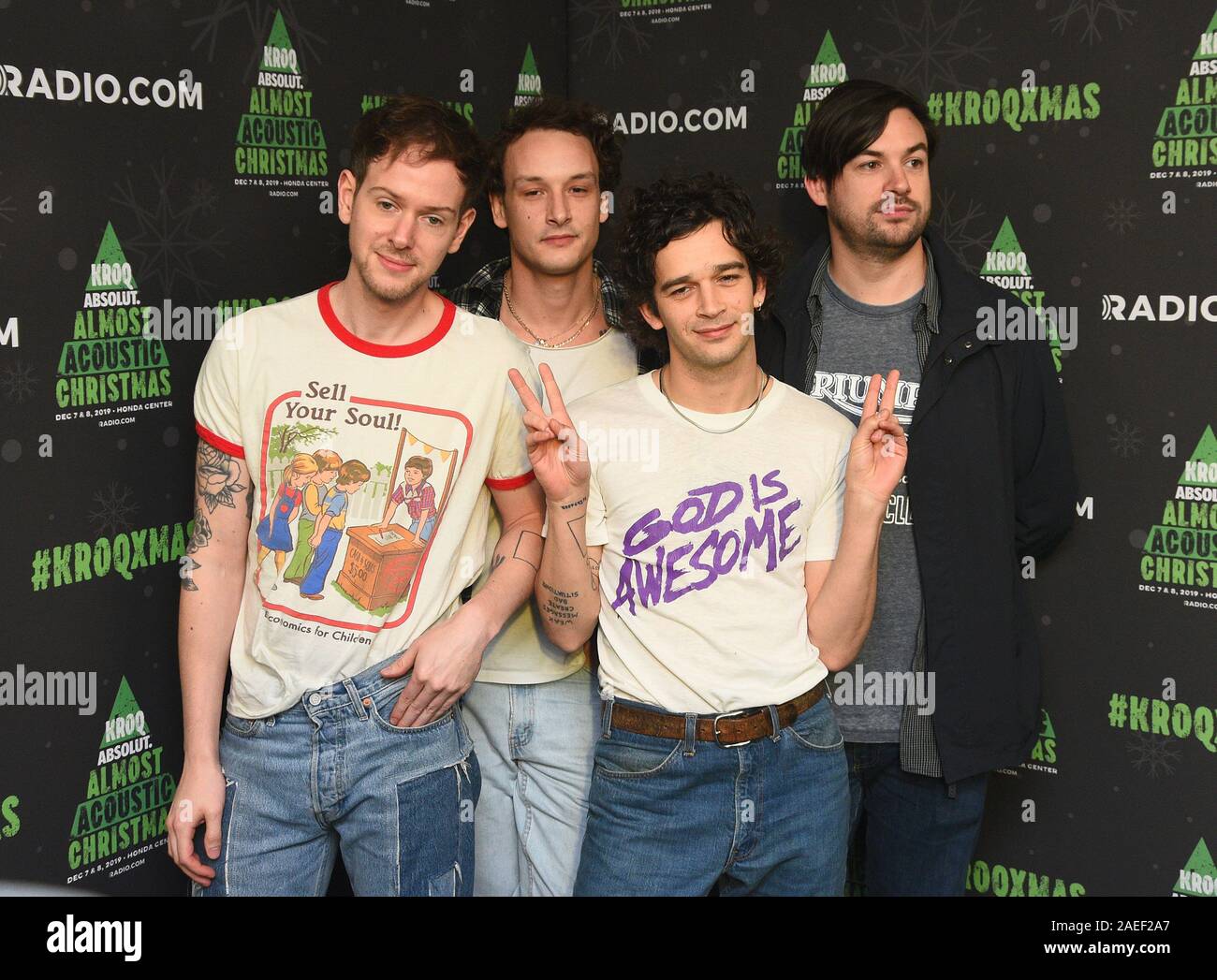 Anaheim, California, USA. 8 Dic 2019. Il 1975 - Adam Hann, George Daniel, Matteo Healy, e Ross MacDonald frequentare KROQ Absolut quasi Natale acustica 2019 in Honda Center su dicembre 8, 2019 di Anaheim, in California. Foto: imageSPACE/MediaPunch Credito: MediaPunch Inc/Alamy Live News Foto Stock
