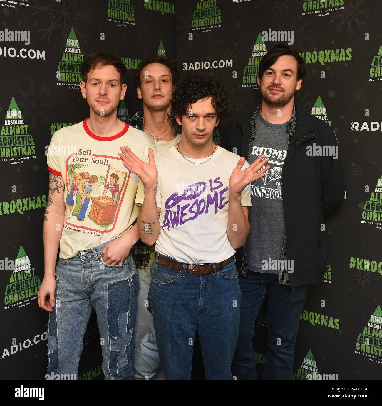 Anaheim, California, USA. 8 Dic 2019. Il 1975 - Adam Hann, George Daniel, Matteo Healy, e Ross MacDonald frequentare KROQ Absolut quasi Natale acustica 2019 in Honda Center su dicembre 8, 2019 di Anaheim, in California. Foto: imageSPACE/MediaPunch Credito: MediaPunch Inc/Alamy Live News Foto Stock