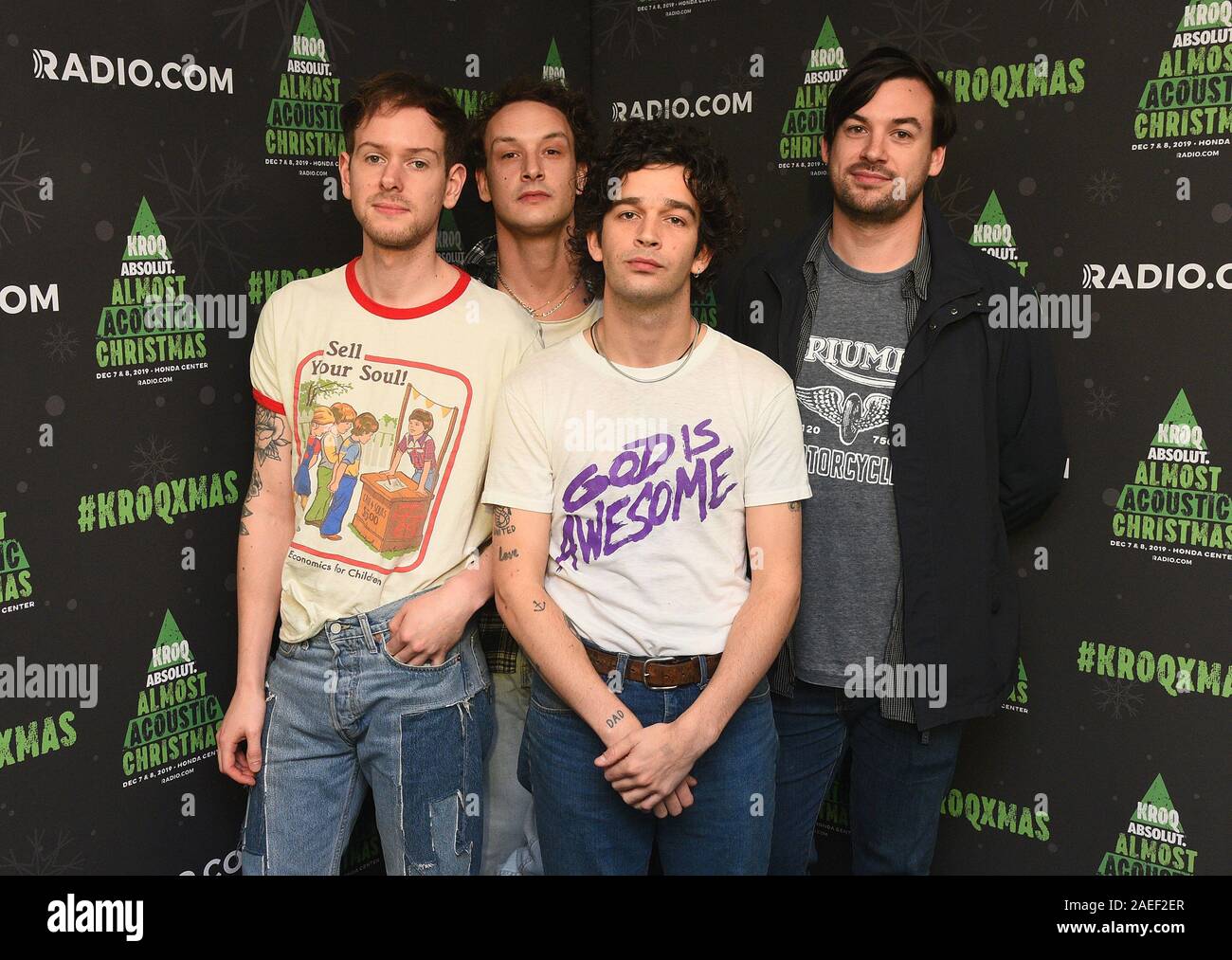 Anaheim, California, USA. 8 Dic 2019. Il 1975 - Adam Hann, George Daniel, Matteo Healy, e Ross MacDonald frequentare KROQ Absolut quasi Natale acustica 2019 in Honda Center su dicembre 8, 2019 di Anaheim, in California. Foto: imageSPACE/MediaPunch Credito: MediaPunch Inc/Alamy Live News Foto Stock