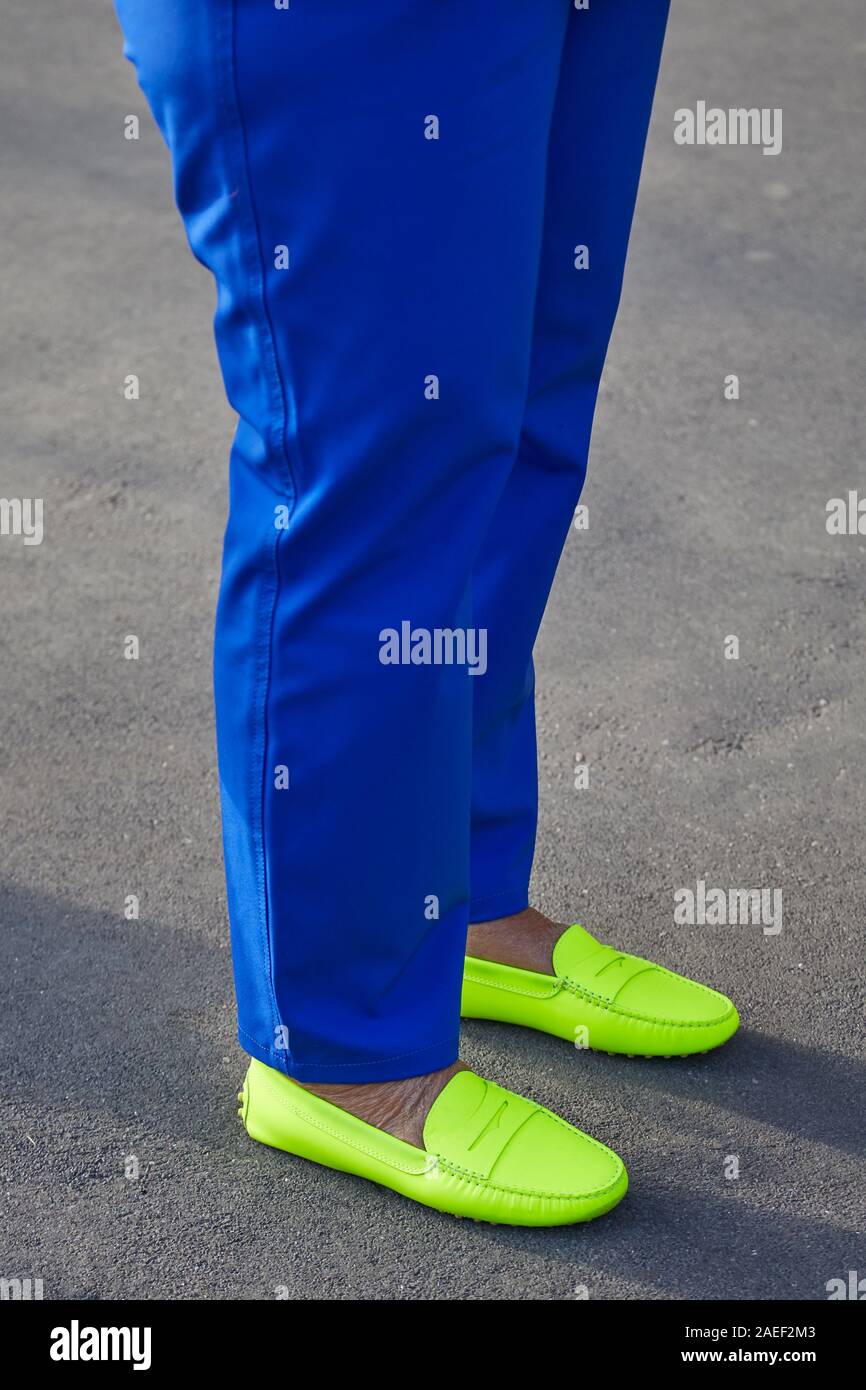 Milano, Italia - 20 settembre 2019: Donna con pantaloni blu e verde giallo scarpe prima Tods fashion show, la Settimana della Moda Milanese street style Foto Stock