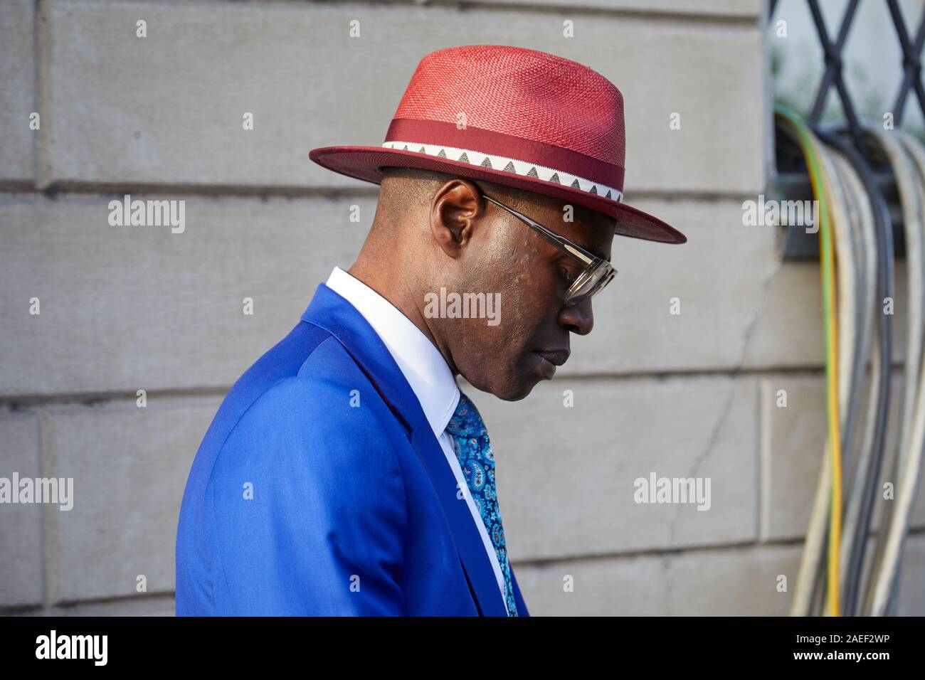 Milano, Italia - 20 settembre 2019: l'uomo con red Borsalino cappello e giacca blu prima di Tods fashion show, la Settimana della Moda Milanese street style Foto Stock