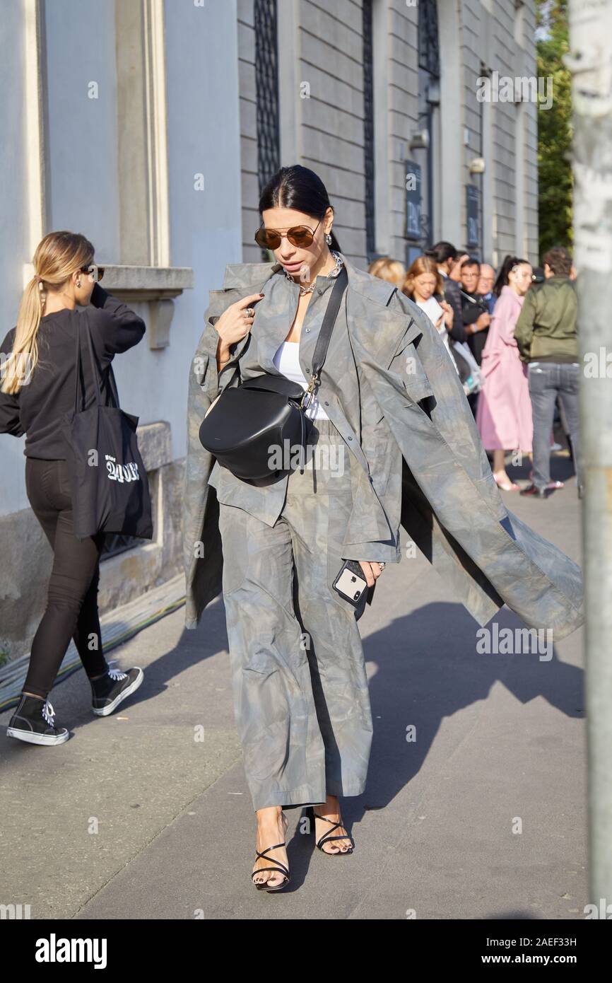 Milano, Italia - 20 settembre 2019: Donna con giacca grigia e pantaloni prima Tods fashion show, la Settimana della Moda Milanese street style Foto Stock