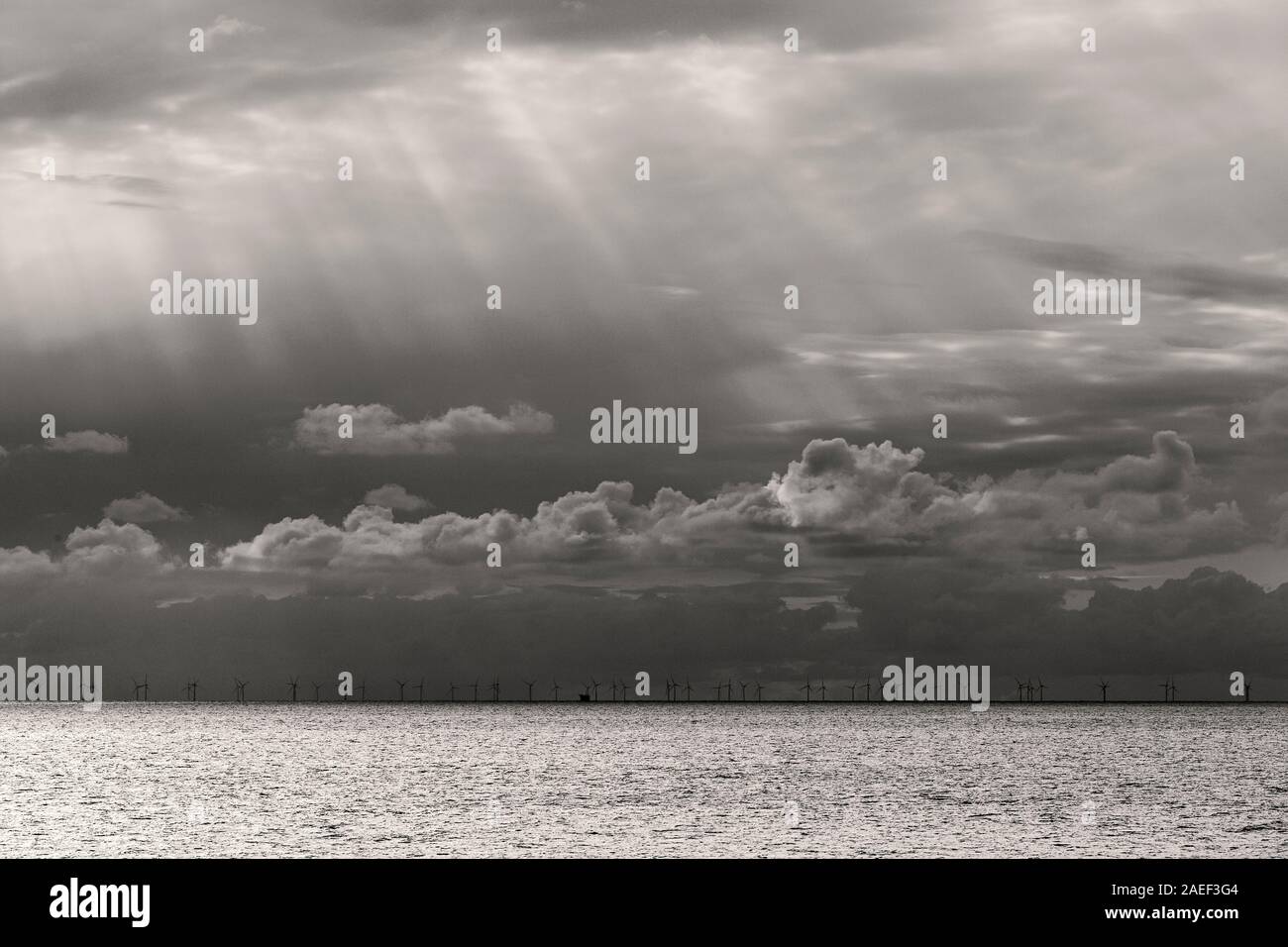 Meer, Himmel, Wolken; Offshore-Windpark, Butendiek Foto Stock