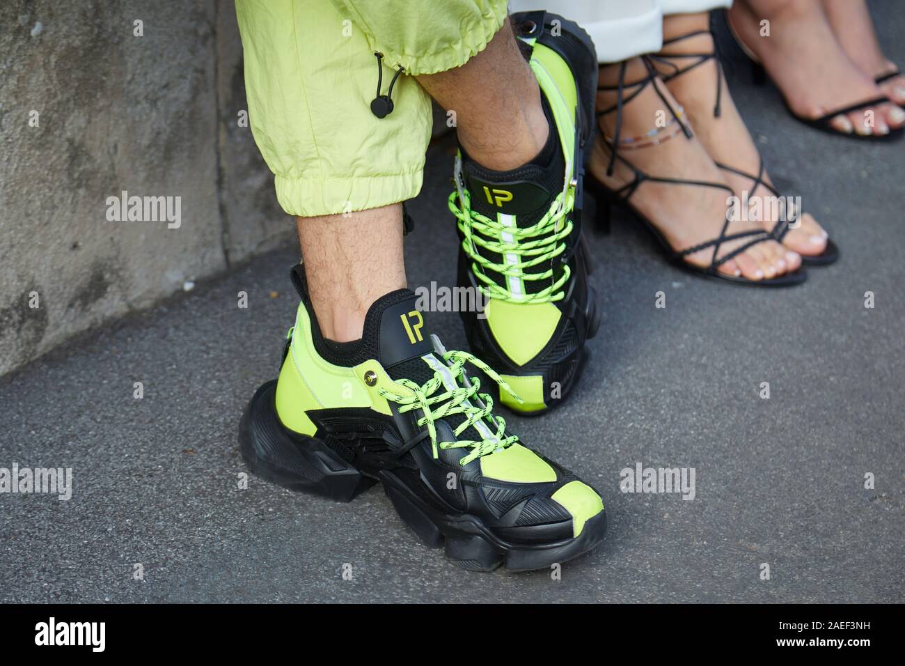 Milano, Italia - 20 settembre 2019: l'uomo con il nero e verde giallo sneakers prima Tods fashion show, la Settimana della Moda Milanese street style Foto Stock