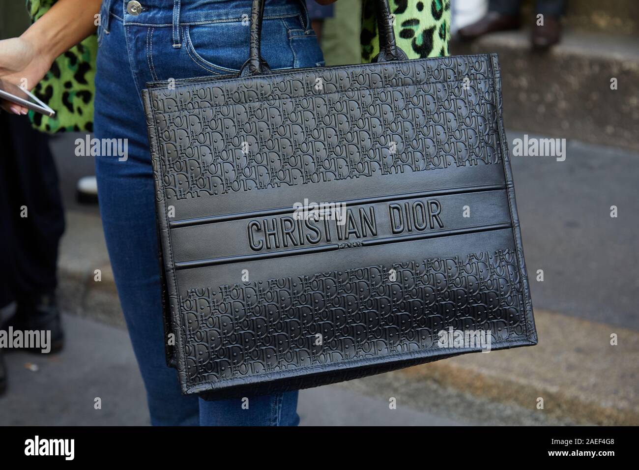 Milano, Italia - 20 settembre 2019: donna in pelle nera - Christian Dior  borsa e blu denim pantaloni prima di Blumarine sfilata di moda di Milano  abbiamo Foto stock - Alamy