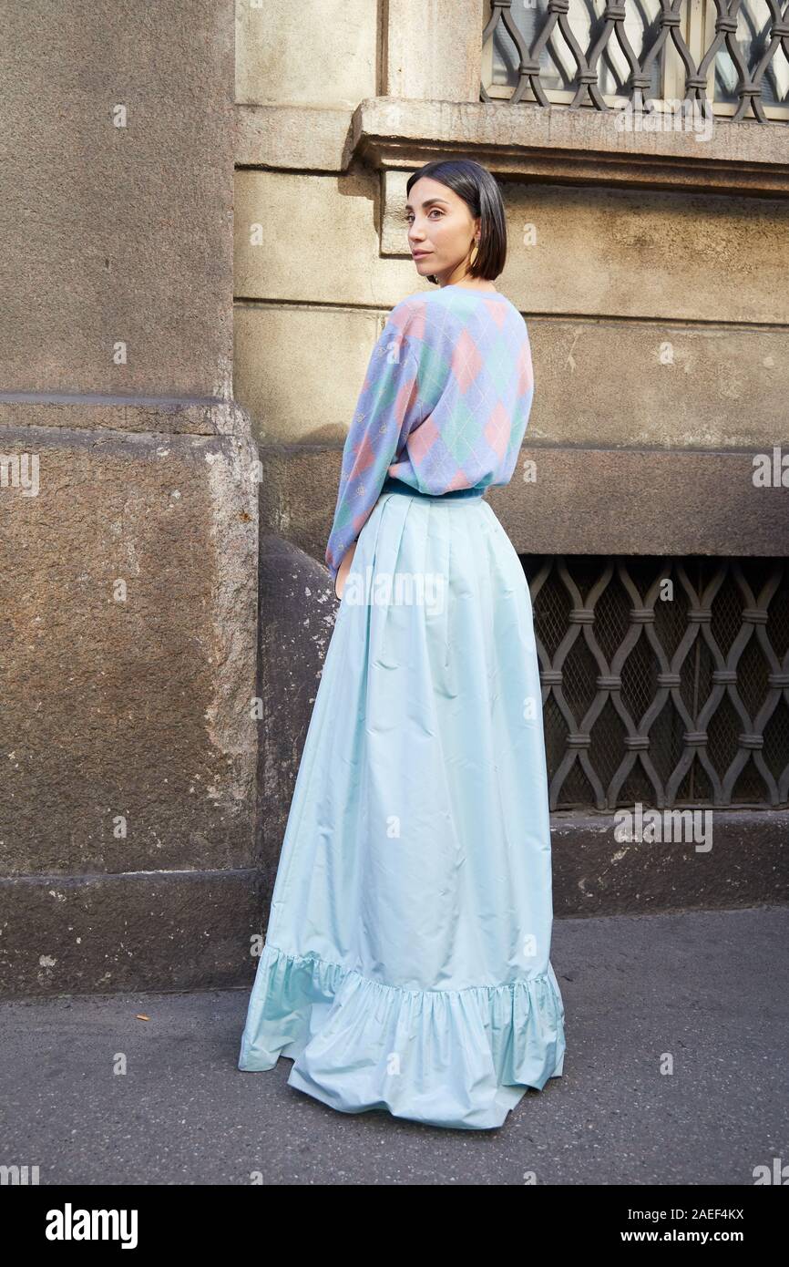 Milano, Italia - 20 settembre 2019: Donna con blu pallido gonna lunga e maglione di lana nei colori rosa e viola prima Blumarine sfilata di moda Milano Foto Stock