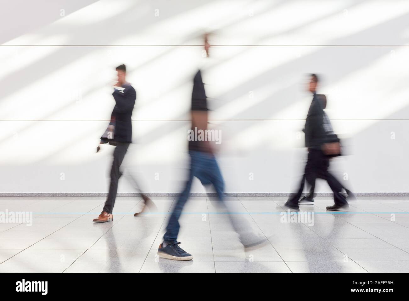 Anonimo offuscata la gente di affari a piedi intorno in ufficio o in fiera Foto Stock