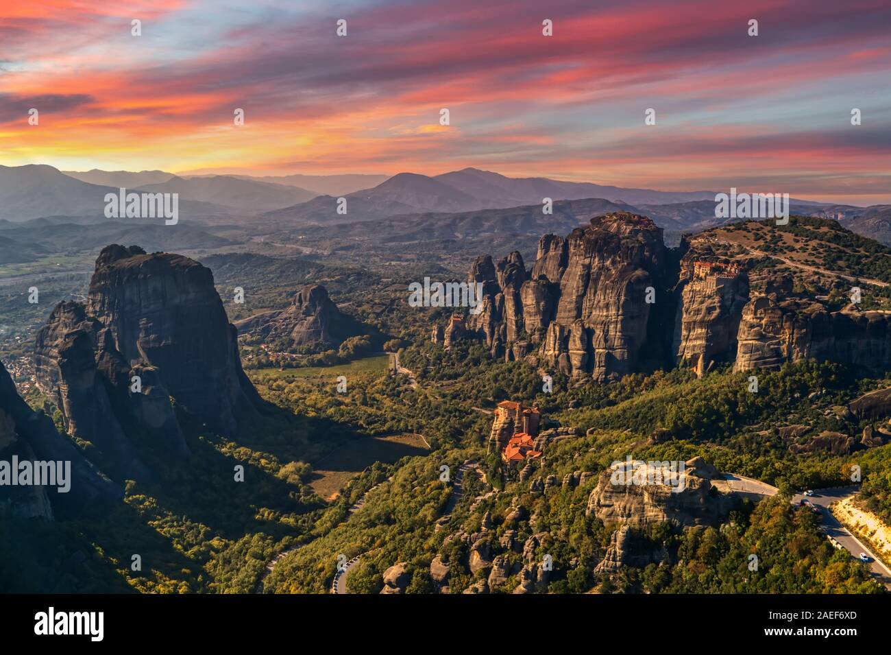 Vista aerea dal monastero Rousanou sulla sommità di una rupe in Meteora vicino Kalabaka, Trikala, Grecia Foto Stock