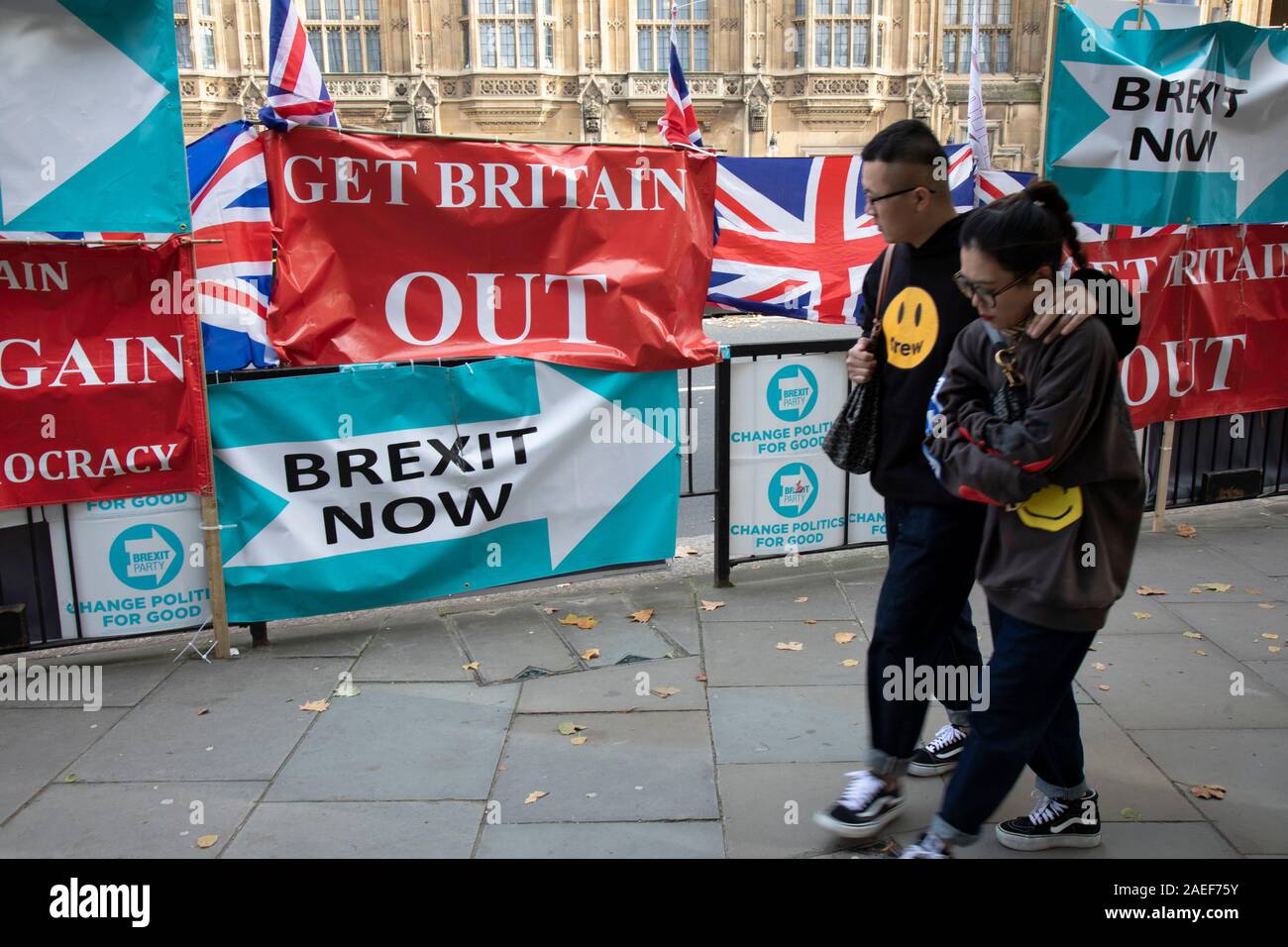 Pro Brexit anti Unione europea lasciano la dimostrazione di protesta a Westminster, il 30 ottobre 2019 a Londra, Inghilterra, Regno Unito. Brexit è previsto il ritiro del Regno Unito dalla Unione Europea. A seguito di un Giugno 2016 referendum in cui il 51,9% di partecipare gli elettori hanno votato per lasciare. Come un generale elezione è fatta passare attraverso il Commons, proteste Brexit intensificare al di fuori del Parlamento il giorno prima della data iniziale di lasciare sul 31st. Foto Stock