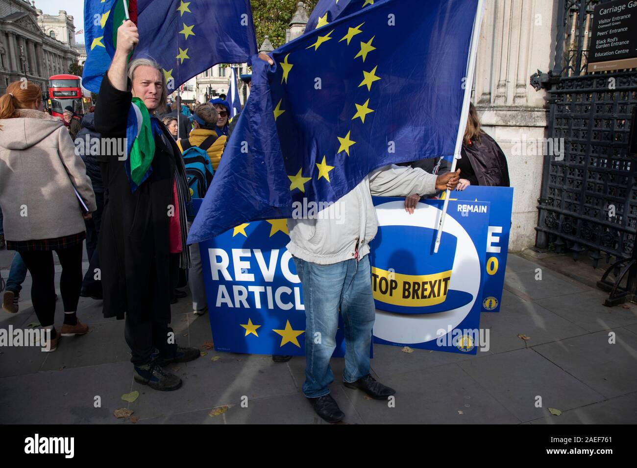 Anti Brexit pro Unione europea manifestanti dimostrando in Westminster il 30 ottobre 2019 a Londra, Inghilterra, Regno Unito. Brexit è previsto il ritiro del Regno Unito dalla Unione Europea. A seguito di un Giugno 2016 referendum in cui il 51,9% di partecipare gli elettori hanno votato per lasciare. Come un generale elezione è fatta passare attraverso il Commons, proteste Brexit intensificare al di fuori del Parlamento il giorno prima della data iniziale di lasciare sul 31st. Foto Stock