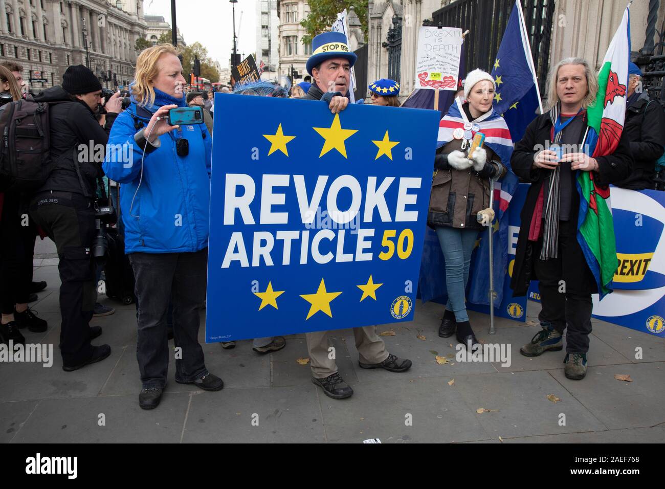 Anti Brexit pro Unione europea protester Steve Bray dimostrando in Westminster il 30 ottobre 2019 a Londra, Inghilterra, Regno Unito. Brexit è previsto il ritiro del Regno Unito dalla Unione Europea. A seguito di un Giugno 2016 referendum in cui il 51,9% di partecipare gli elettori hanno votato per lasciare. Come un generale elezione è fatta passare attraverso il Commons, proteste Brexit intensificare al di fuori del Parlamento il giorno prima della data iniziale di lasciare sul 31st. Foto Stock