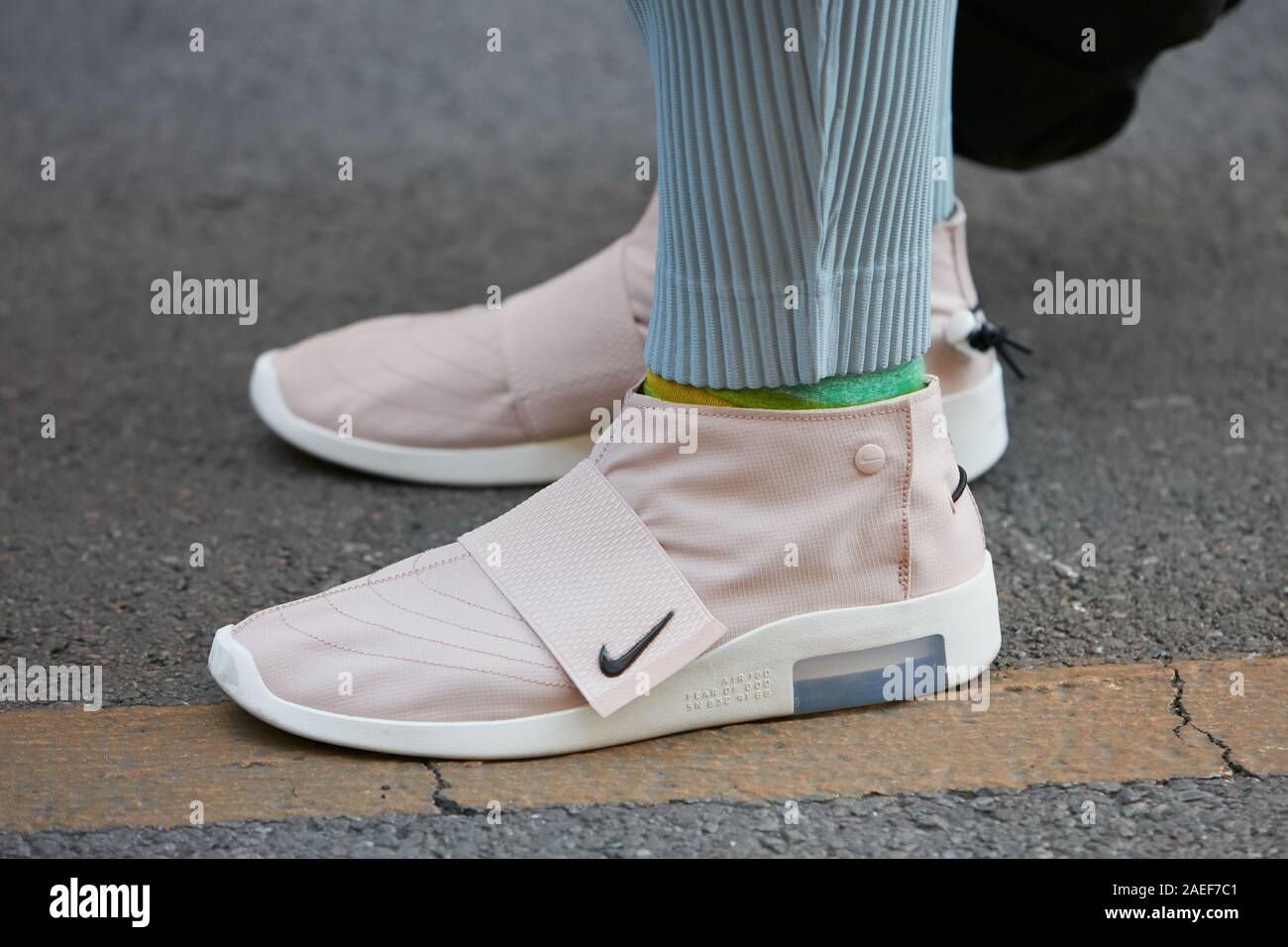 Milano, Italia - 21 settembre 2019: l'uomo con un colore rosa pallido Nike sneakers prima di Giorgio Armani fashion show, la Settimana della Moda Milanese street style Foto Stock