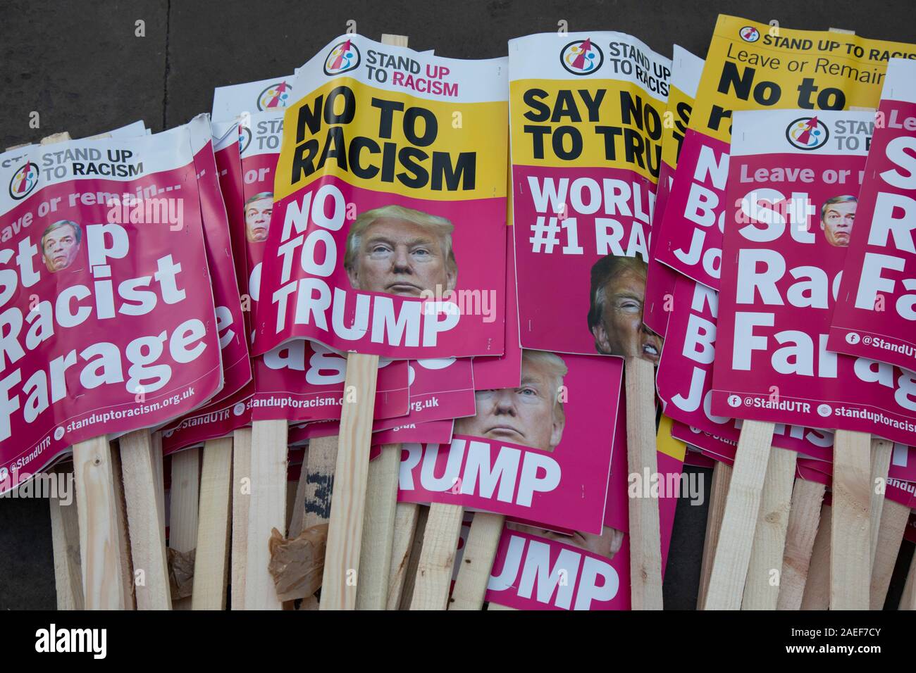 Cartelli per il No al Trump, no alla NATO, Hands off la nostra dimostrazione di NHS il 3 dicembre 2019 a Londra, Regno Unito. Donald Trump è in visita a Londra o con la NATO Capi di Stato al vertice in occasione del settantesimo anniversario dell'organizzazione, che la regina sarà che ospita la reception per i leader della NATO a Buckingham Palace. Nel frattempo, vi è il timore che Boris Johnson e Donald Trump sarà in discussione circa l'apertura del sistema NHS per aziende US. Gli organizzatori sono stati insieme contro Trump che è una collaborazione tra l'arresto della coalizione vincente e Stand fino al Trump. Foto Stock