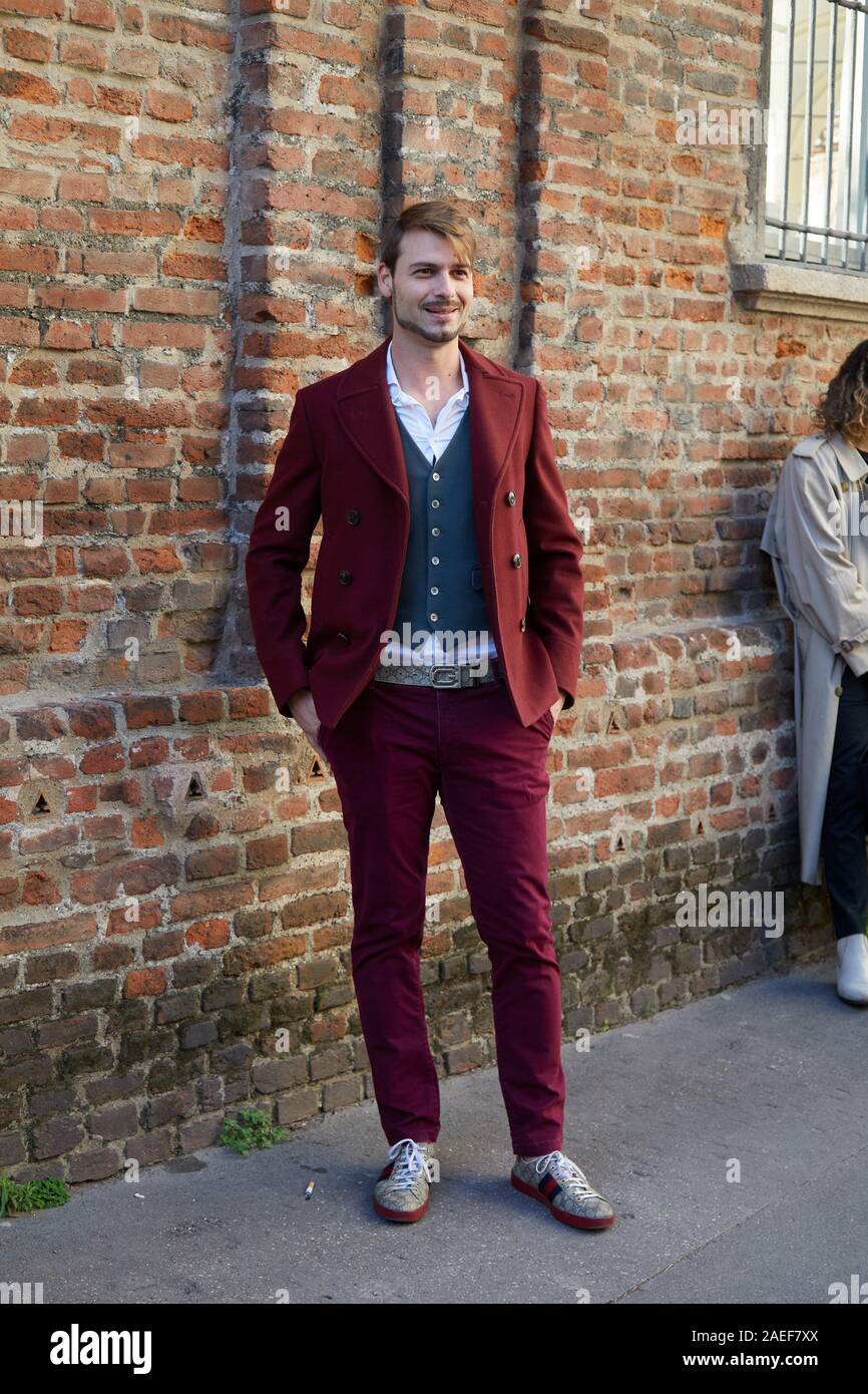 Milano, Italia - 21 settembre 2019: l'uomo con bordeaux giacca e pantaloni e cintura di Gucci e scarpe da ginnastica prima di Salvatore Ferragamo fashion show, Milano Fa Foto Stock