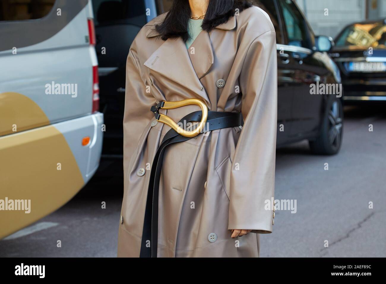 Milano, Italia - 21 settembre 2019: Donna con cuoio beige trench coat e cinghia con fibbia dorata prima di Salvatore Ferragamo fashion show, Milano Fas Foto Stock