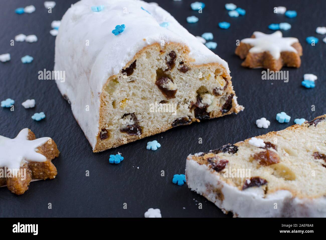 Dolce natalizio tradizionale tedesco stollen con biscotti e decorazione Foto Stock