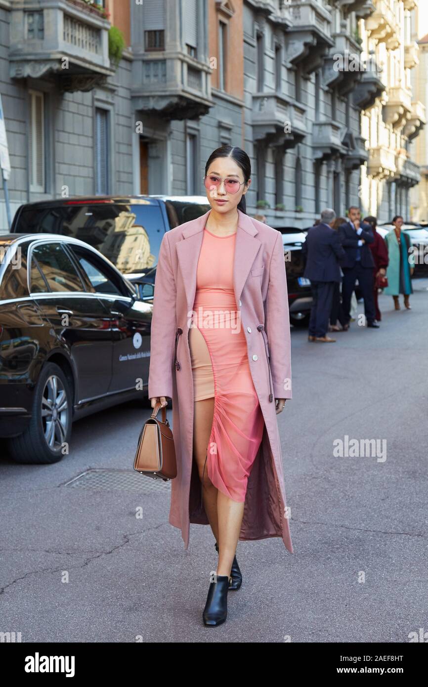 Milano, Italia - 21 settembre 2019: donna di colore rosa e beige abito e occhiali da sole prima di Salvatore Ferragamo fashion show, la Settimana della Moda Milanese street s Foto Stock