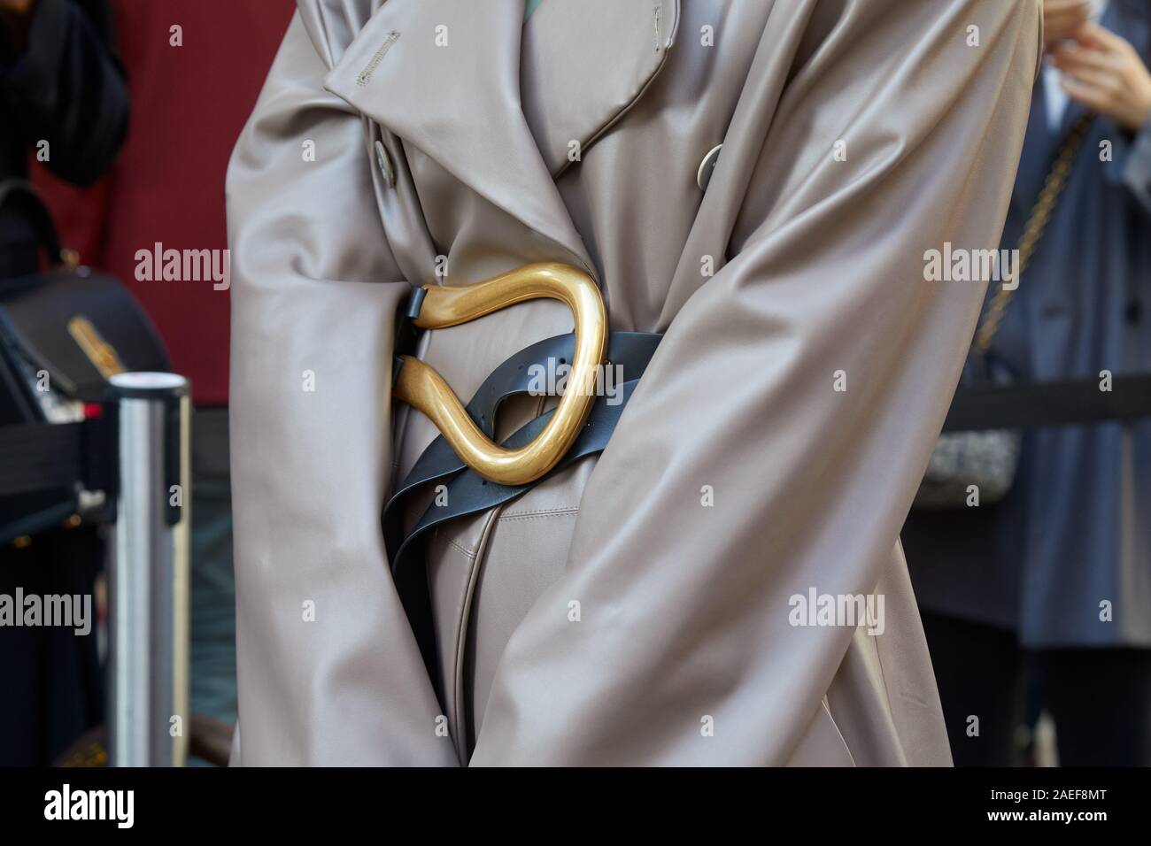 Milano, Italia - 21 settembre 2019: Donna beige con rivestimento in pelle e cinghia con fibbia dorata prima di Salvatore Ferragamo fashion show, Milano Moda abbiamo Foto Stock