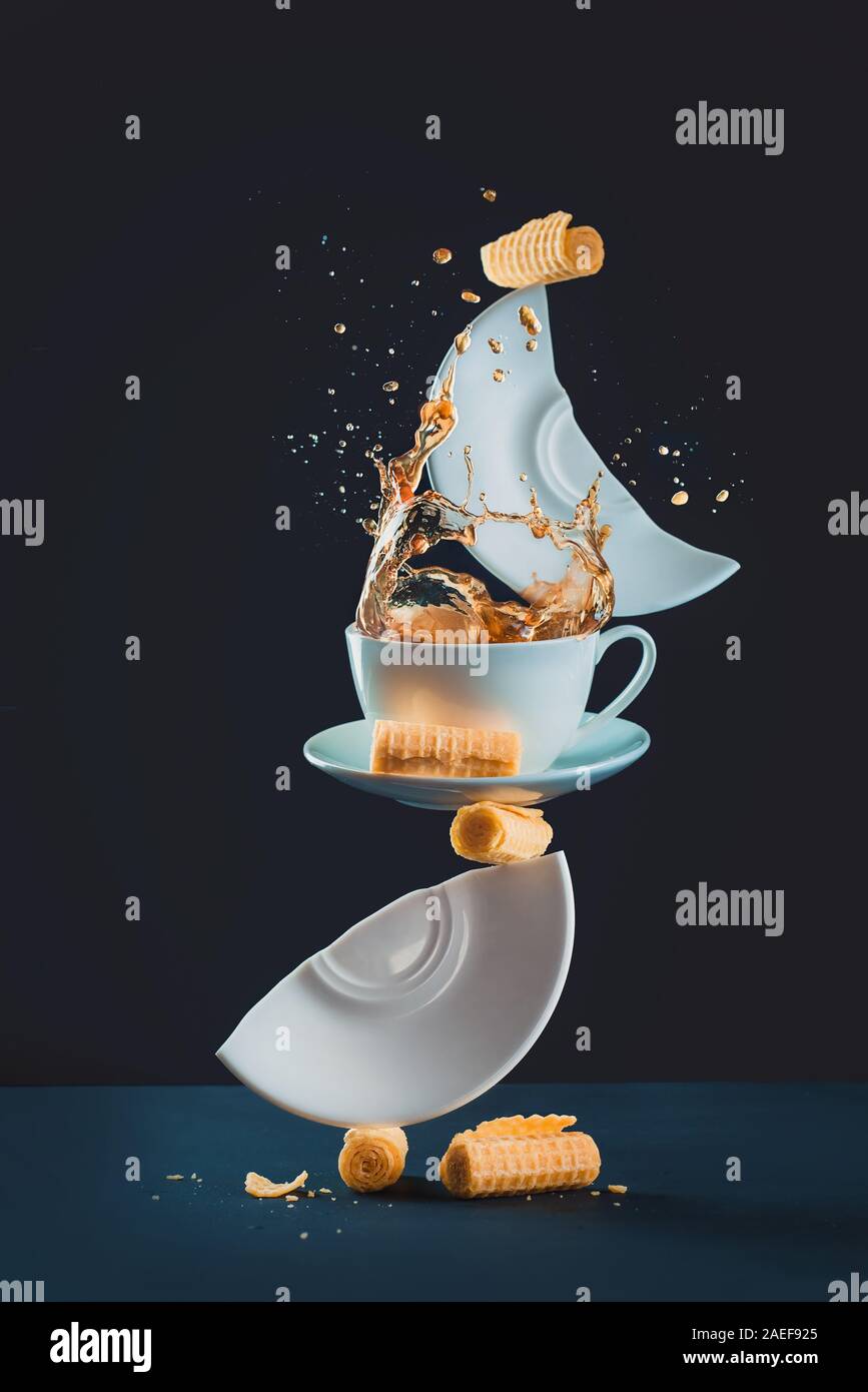 Caffè creativo foto con una composizione di bilanciamento di tazze e schizzi Foto Stock