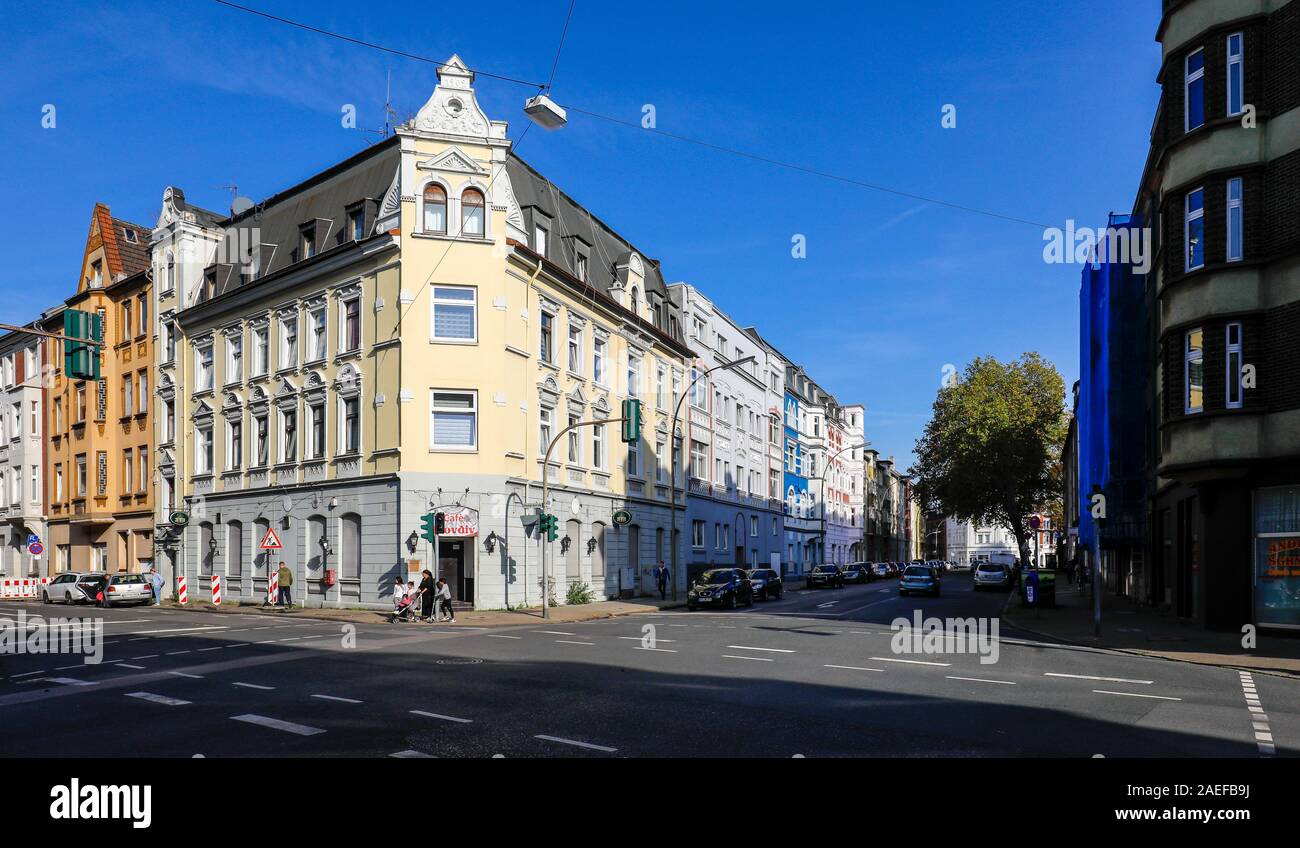 Gelsenkirchen, zona della Ruhr, Renania settentrionale-Vestfalia, Germania - vista città con le vecchie costruzioni risanate sulla Bismarckstrasse nel quartiere Bulme-Huellen. G Foto Stock