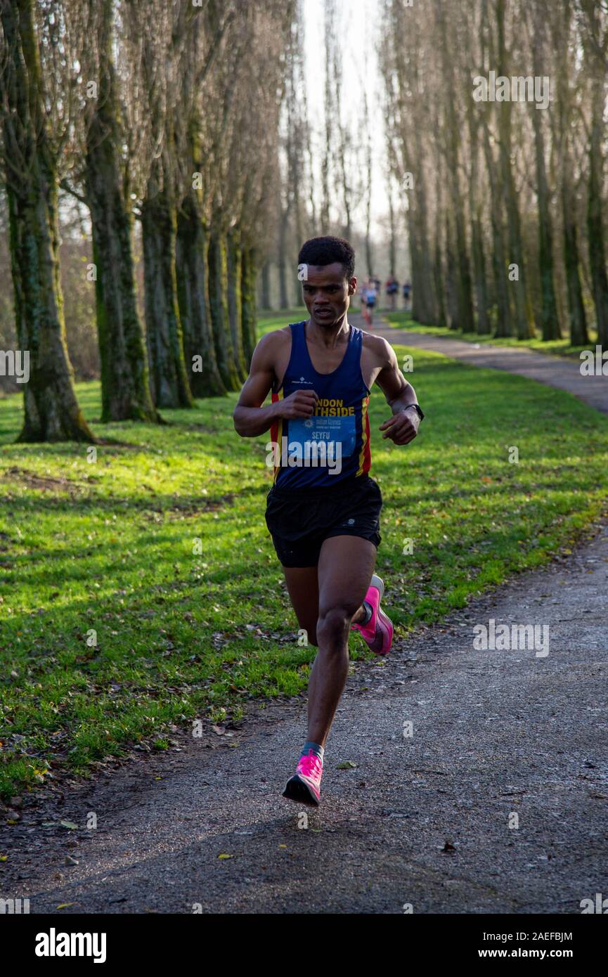 Milton Keynes inverno mezza maratona al Lago Willen showground Foto Stock