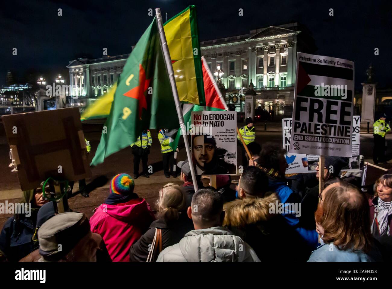 Dimostranti fuori Buckingham Palace protestare contro Trump's visita, gli sfortunati NHS e anti guerra theNATO durante il vertice di Londra, Dicembre 2020 Foto Stock