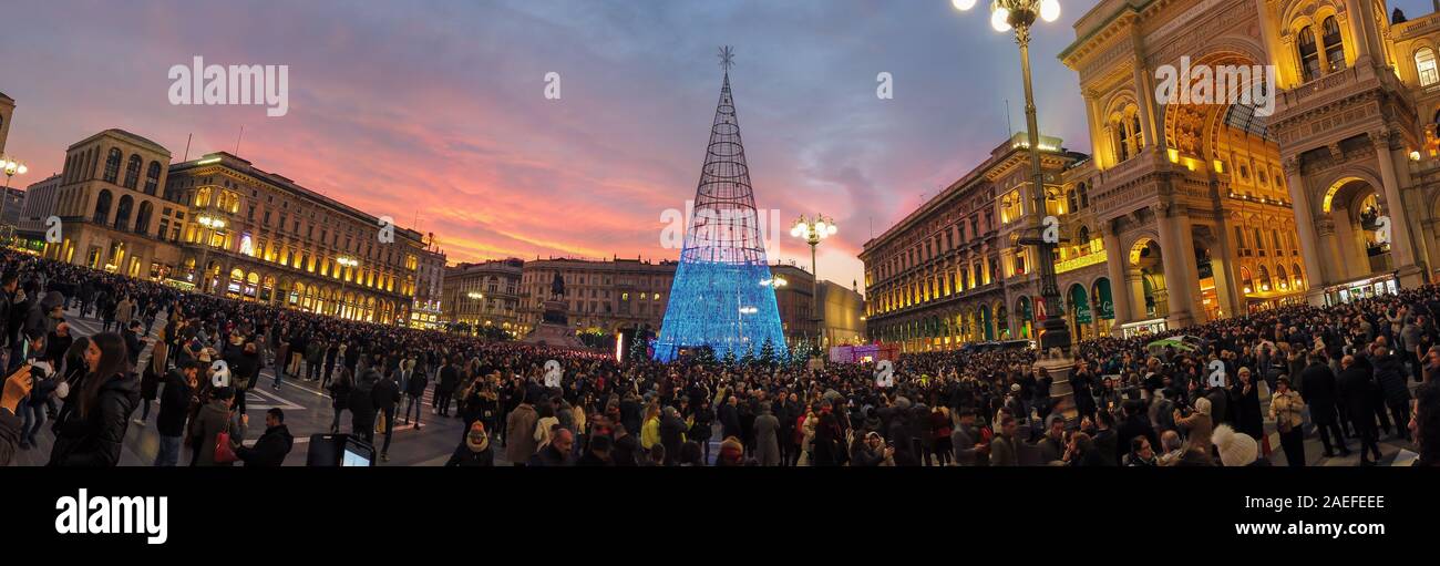 Persone in Piazza Duomo a Milano con albero di natale Illuminata e la Galleria Vittorio Emanuele II Foto Stock