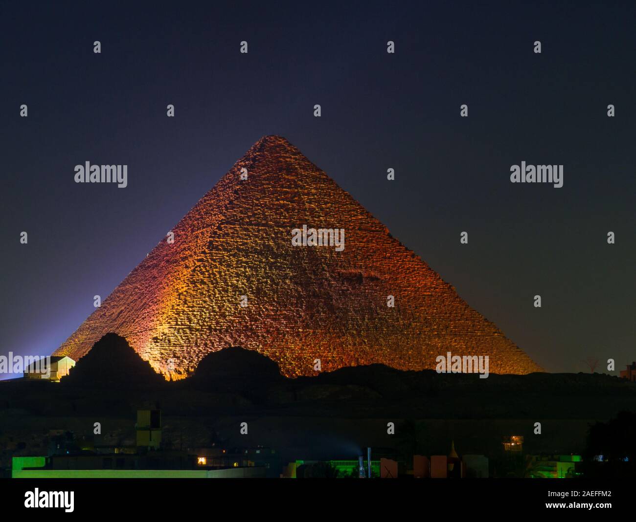 Vista la grande Piramide di Giza illuminata di notte. In Il Cairo Egitto Foto Stock