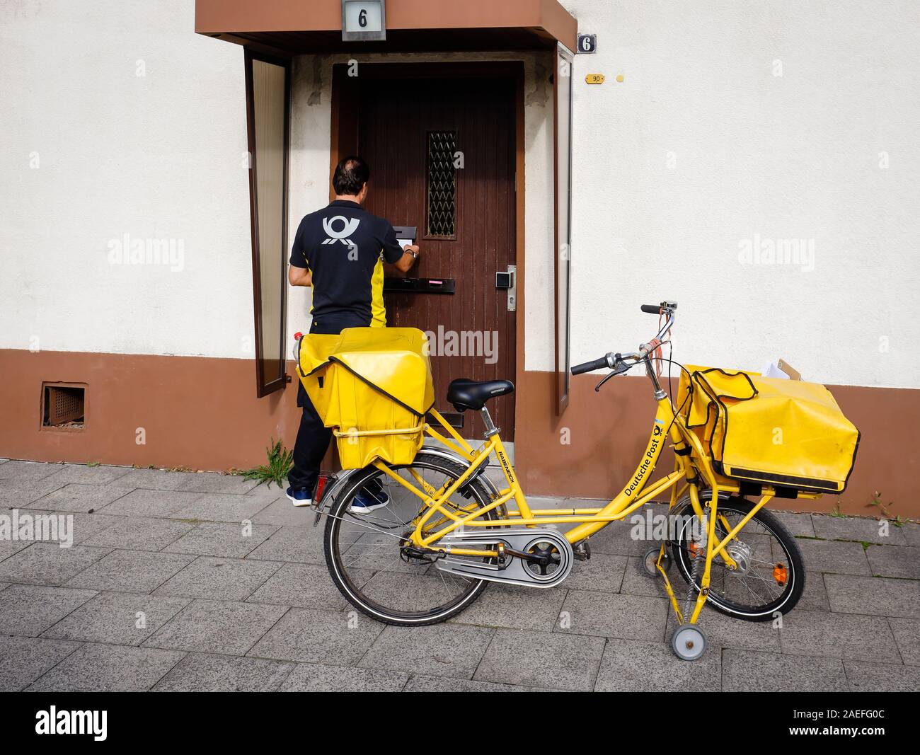 Bicicletta di un postino con posta immagini e fotografie stock ad alta  risoluzione - Alamy