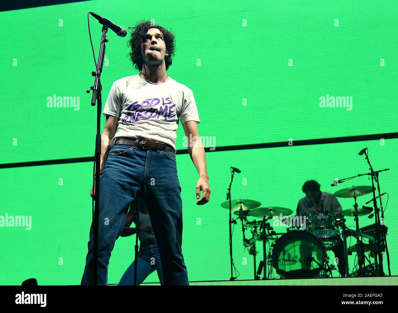 ANAHEIM, CALIFORNIA - 08 dicembre: il 1975 - Matteo Healy esegue sul palco durante il KROQ quasi Natale acustica 2019 in Honda Center su dicembre 8, 2019 di Anaheim, in California. Foto: imageSPACE/MediaPunch Foto Stock